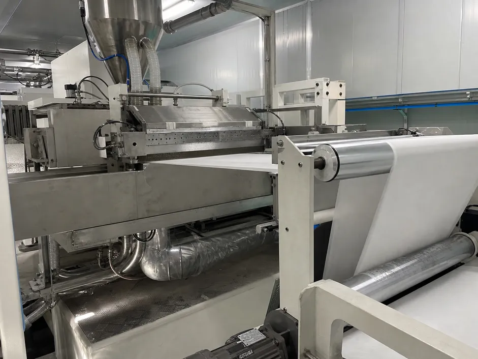 In-house meltblown nonwoven production line with extrusion die and collector