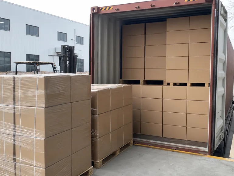Standard carton packaging configuration for 4-ply medical masks showing 40HQ container loading arrangement