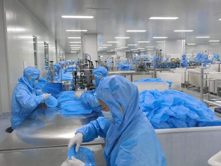 Class 100,000 cleanroom production line for nonwoven medical caps at Gaomi Eztio facility