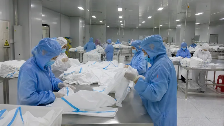 Class 100,000 cleanroom facility at Gaomi Eztio Medical Technology producing medical protective clothing