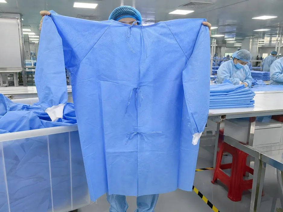 Disposable medical isolation gown — SMS nonwoven, tie-back closure, knit cuff