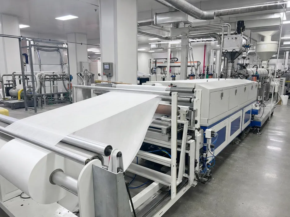 In-house meltblown nonwoven extrusion line producing electrostatic-charged filtration media